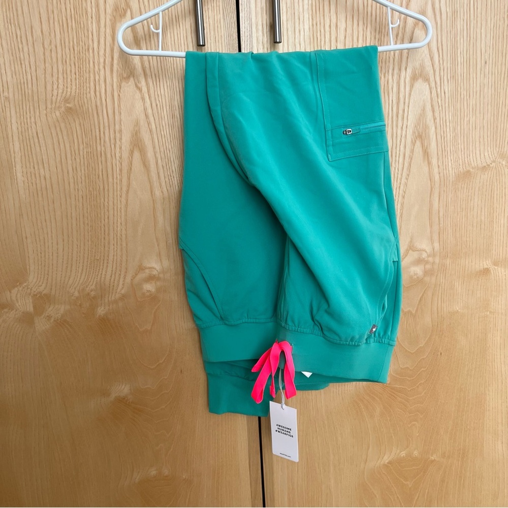 Figs Women’s XS Teal/SurgicalGreen Zamora Jogger scrubs pants with Pink Tie